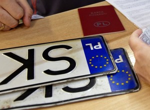 Inicjatywa Rafała Brzoski chce zniesienia kłopotliwego obowiązku przy rejestracji samochodu. "Jest zbędny"
