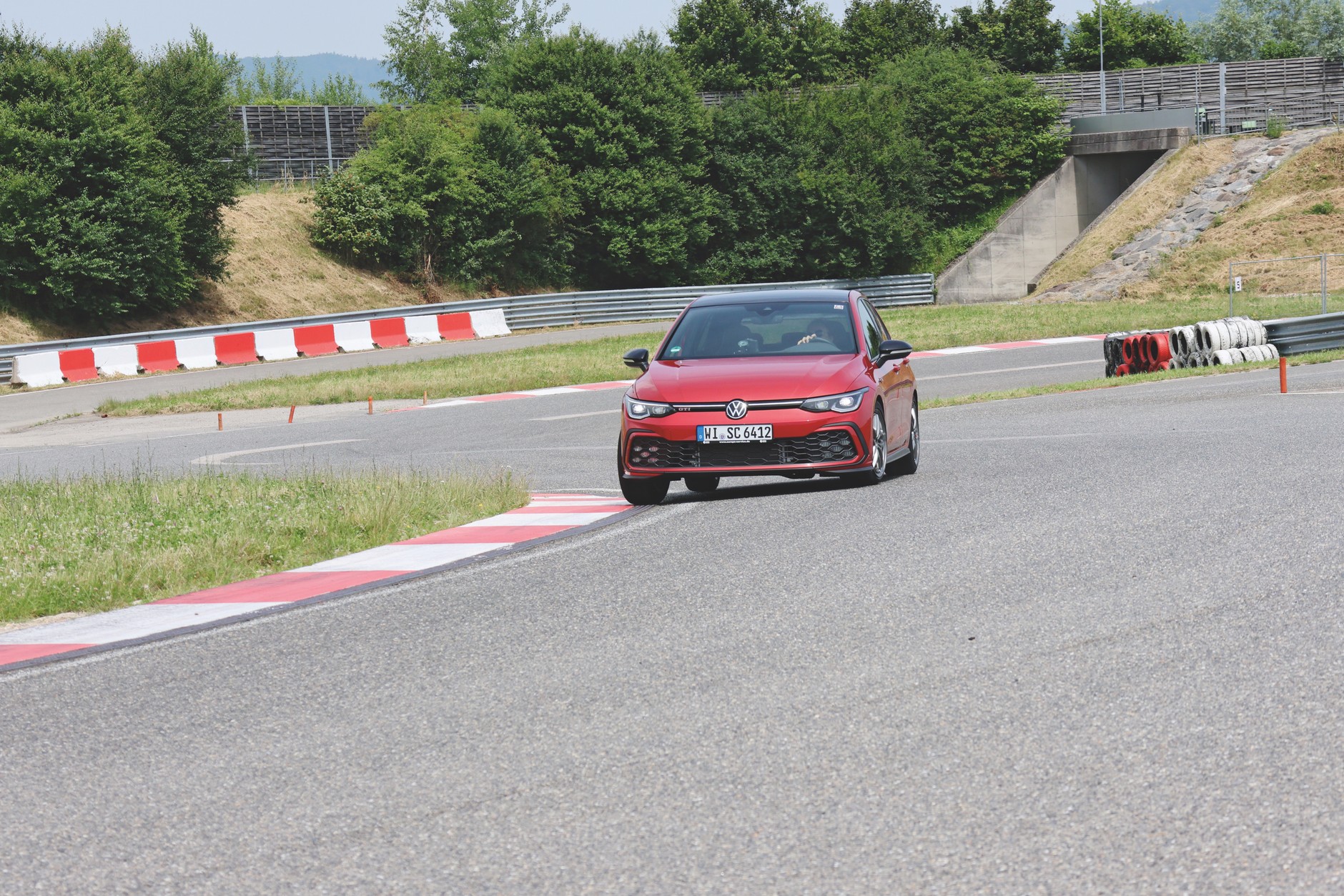 Niektóre modele opon całorocznych zapewniają sporo frajdy z jazdy. Warto jednak wiedzieć, że przy dynamicznej jeździe długo nie posłużą.