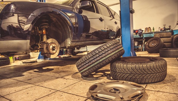 Błędy przy wymianie opon mogą kosztować więcej niż myślisz. Sprawdź, na co zwrócić uwagę