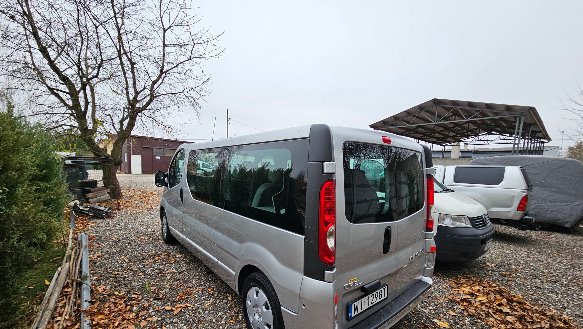 Renault Trafic i Opel Vivaro to auta bez skłonności do korozji – niektórzy twierdzą, że starsze egzemplarze są pod tym względem nawet lepsze od tych aktualnie produkowanych. Tu dwunastoletnie auto bez śladu rdzy. Nie było naprawiane, po prostu jest bezwypadkowe i zapewne czasem było myte.