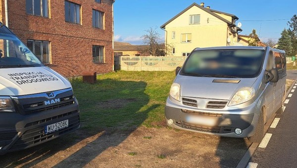 Inspektorzy ITD zajrzeli do bagażnika busa. Kierująca straciła prawo jazdy