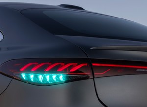 Mercedesy z turkusowymi światłami. To będzie ważna informacja