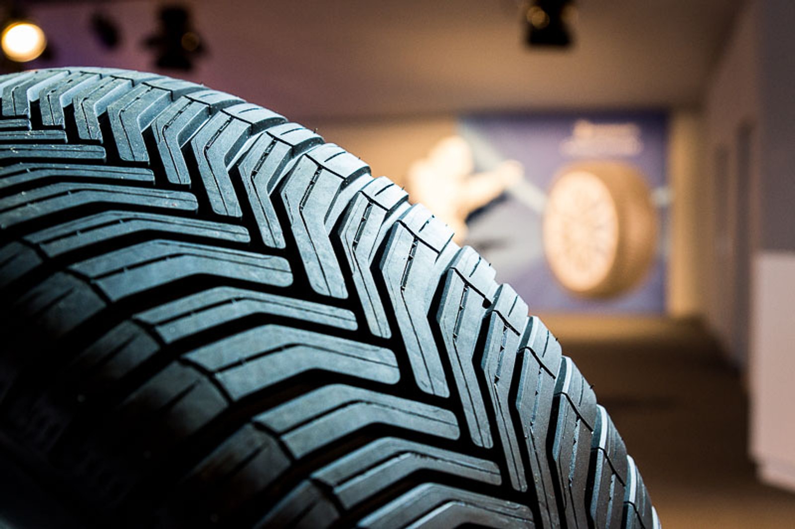 Michelin CrossClimate – opona całoroczna osiągająca w testach świetne wyniki Nacięć na bieżniku ma niewiele, wygląda niemal jak opona letnia.