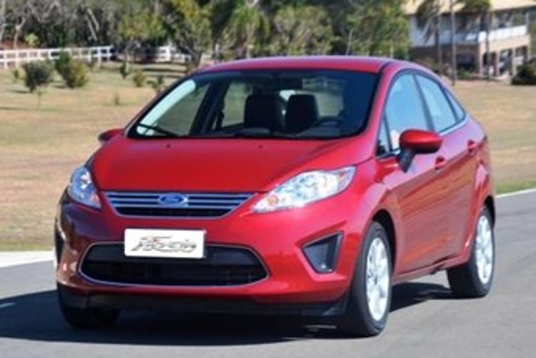 Nadjeżdża Ford Fiesta sedan