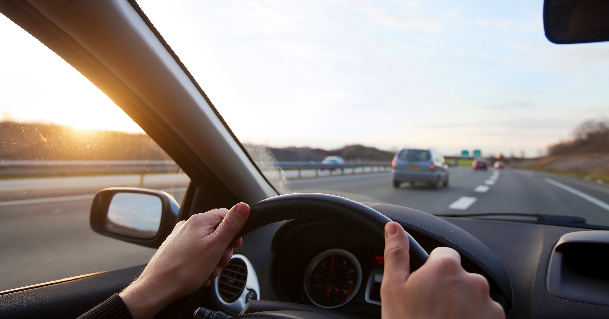 samochód na autostradzie - zdjęcie ilustracyjne