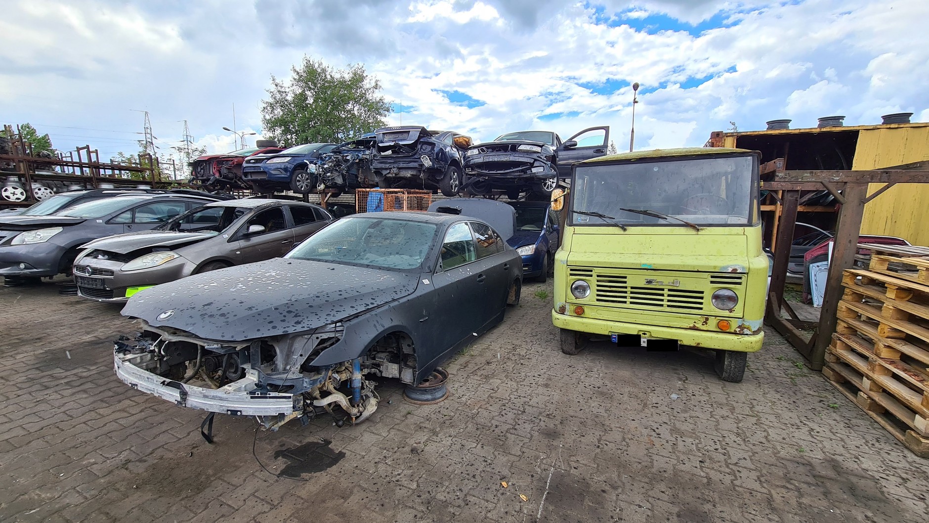 Auto złom w Siedlcach. Sprawdzamy jak samochody kończą swój motoryzacyjny żywot