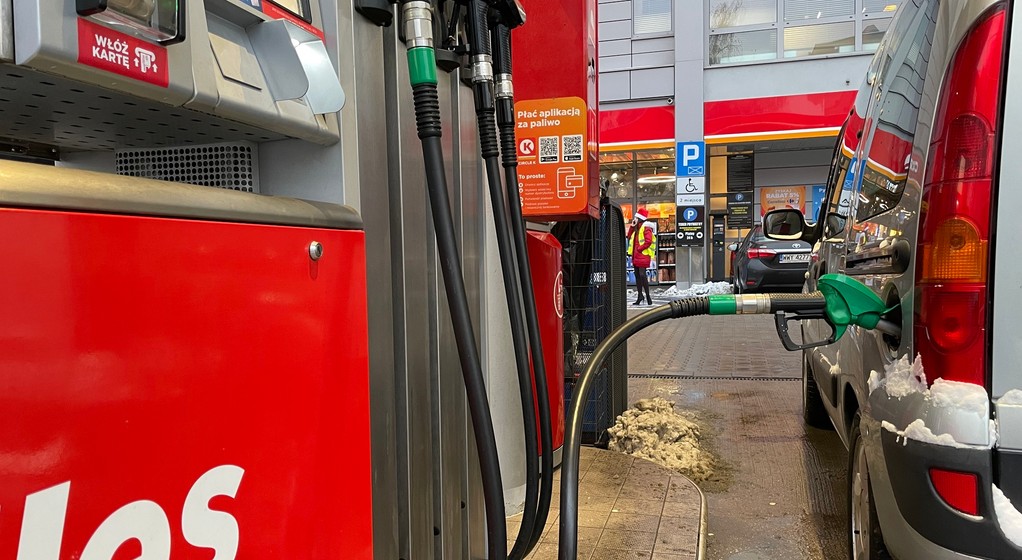 Tankowanie samochodu w zimie