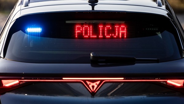 Cupry Leon VZ Sportstourer nieoznakowanymi radiowozami policji