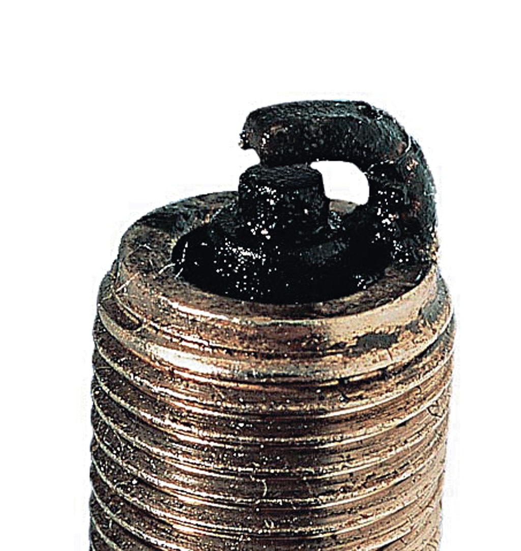 Zaolejenie - przyczyną zaolejenia świecy zapłonowej może być za wysoki poziom oleju w silniku lub zużyte pierścienie tłokowe. Świeca w takim stanie może powodować wypadanie zapłonów aż do całkowitego zaniku iskry i zatrzymania silnika.