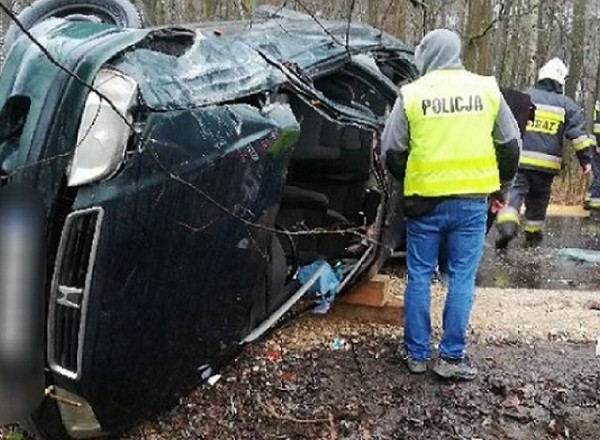 25-latek dachował i wypadł z samochodu. Śmiertelny wypadek k. Radomska