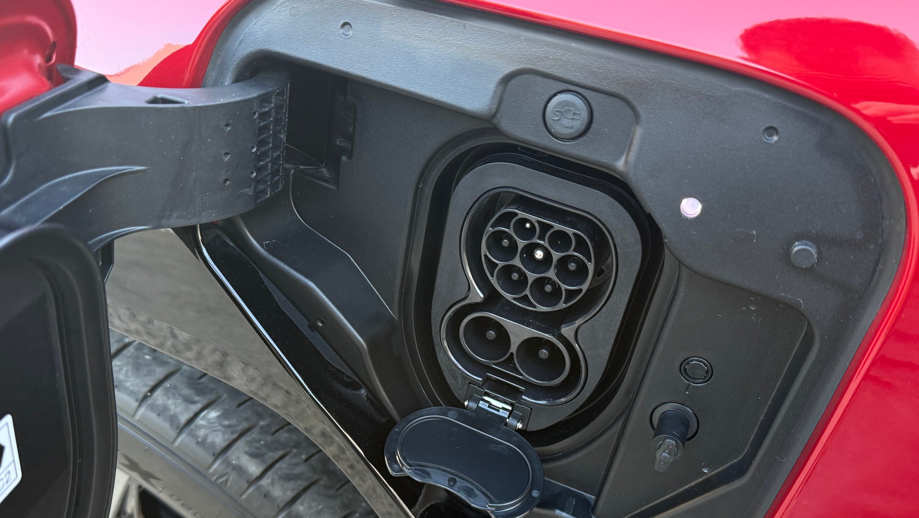 Nową Toyotę RAV4 w wersji plug-in można ładować prądem stałym na szybkiej ładowarce. Przyjmuje do 50 kW