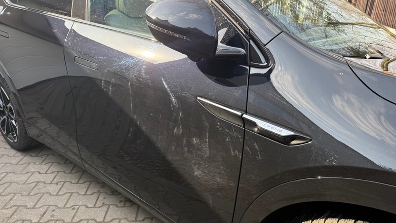 Czarny samochód, który często odwiedza  myjnię samochodową, tak może wyglądać po kilku miesiącach