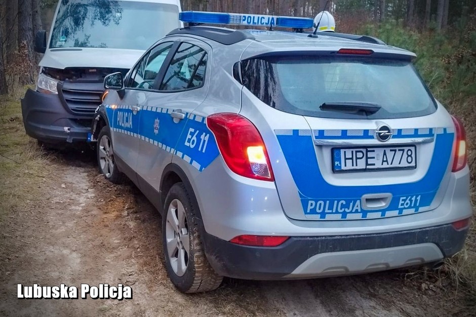 Pijany staranował busem radiowóz i zamknął się w samochodzie