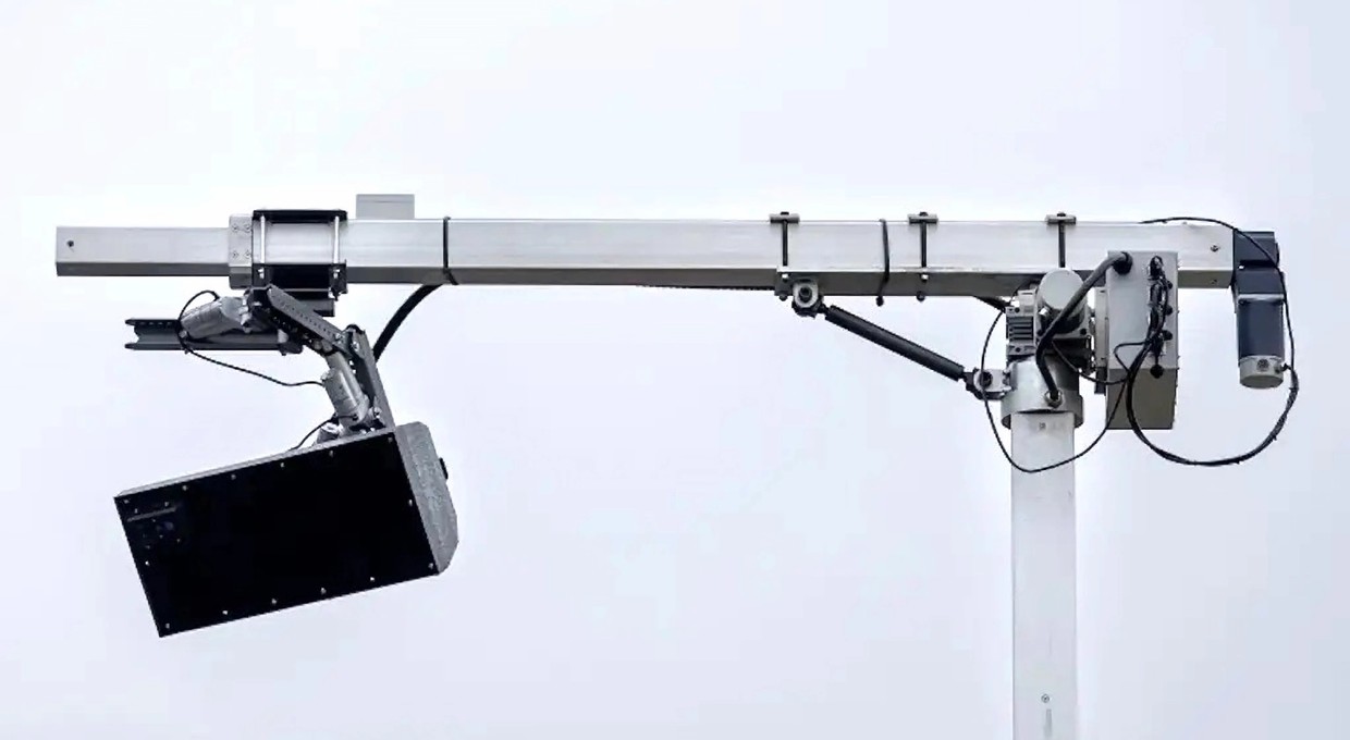 Nowy radar w Holandii skanuje wnętrze. Nie zmierzy prędkości, ale wykryje telefon