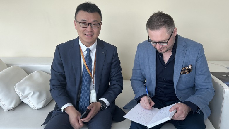 Charlie Zhang (po lewej), wiceprezes Chery Automobile