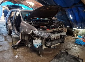 Policjanci rozbili kolejną dziuplę samochodową. Co czwarte auto ginie w Warszawie