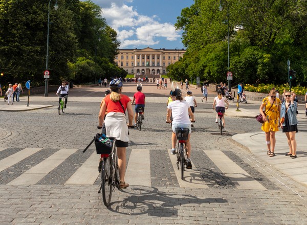 Wyprzedzanie rowerzystów nie jest takie proste. Kierowcy muszą przestrzegać wielu zasad