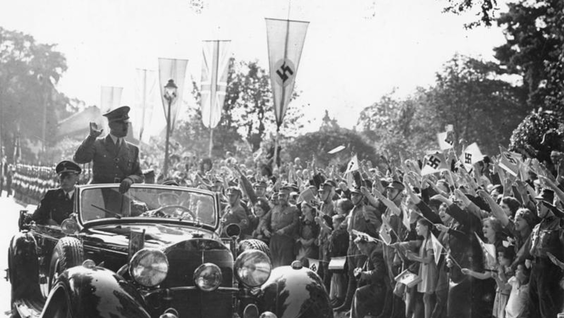 Adolf Hitler podczas jednego z paradnych przejazdów w Mercedesie 770K GOT