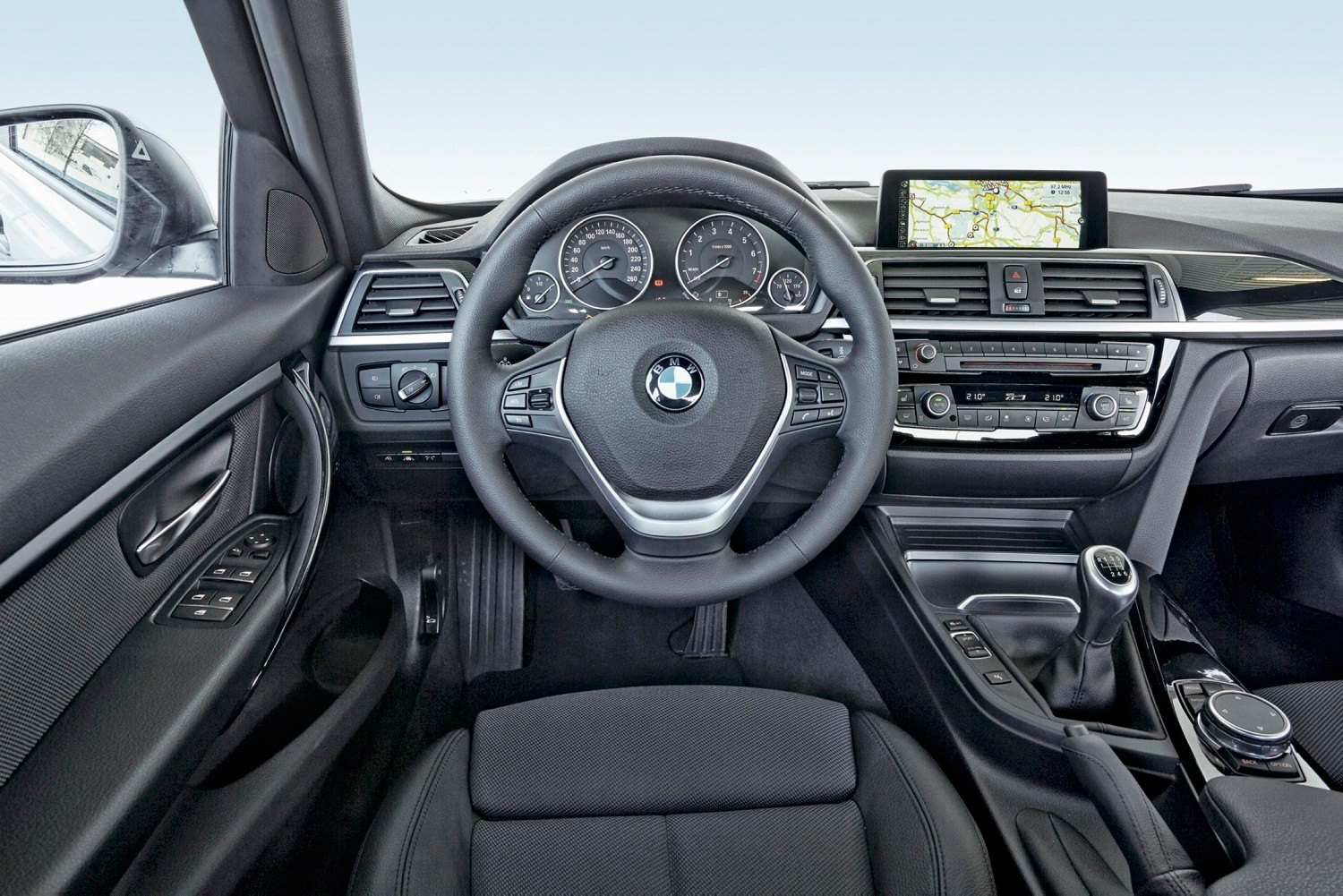 Benzynowe sedany - Audi A4, BMW 318i, Mercedes C 180 i VW Passat - dane techniczne, wymiary, spalanie