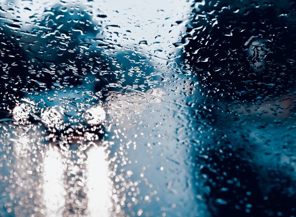 Uwaga na wiatr. Może nawet zdmuchnąć auto z drogi