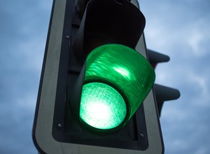 Migające zielone dla kierowców - bezpieczniej czy jeszcze szybciej?
