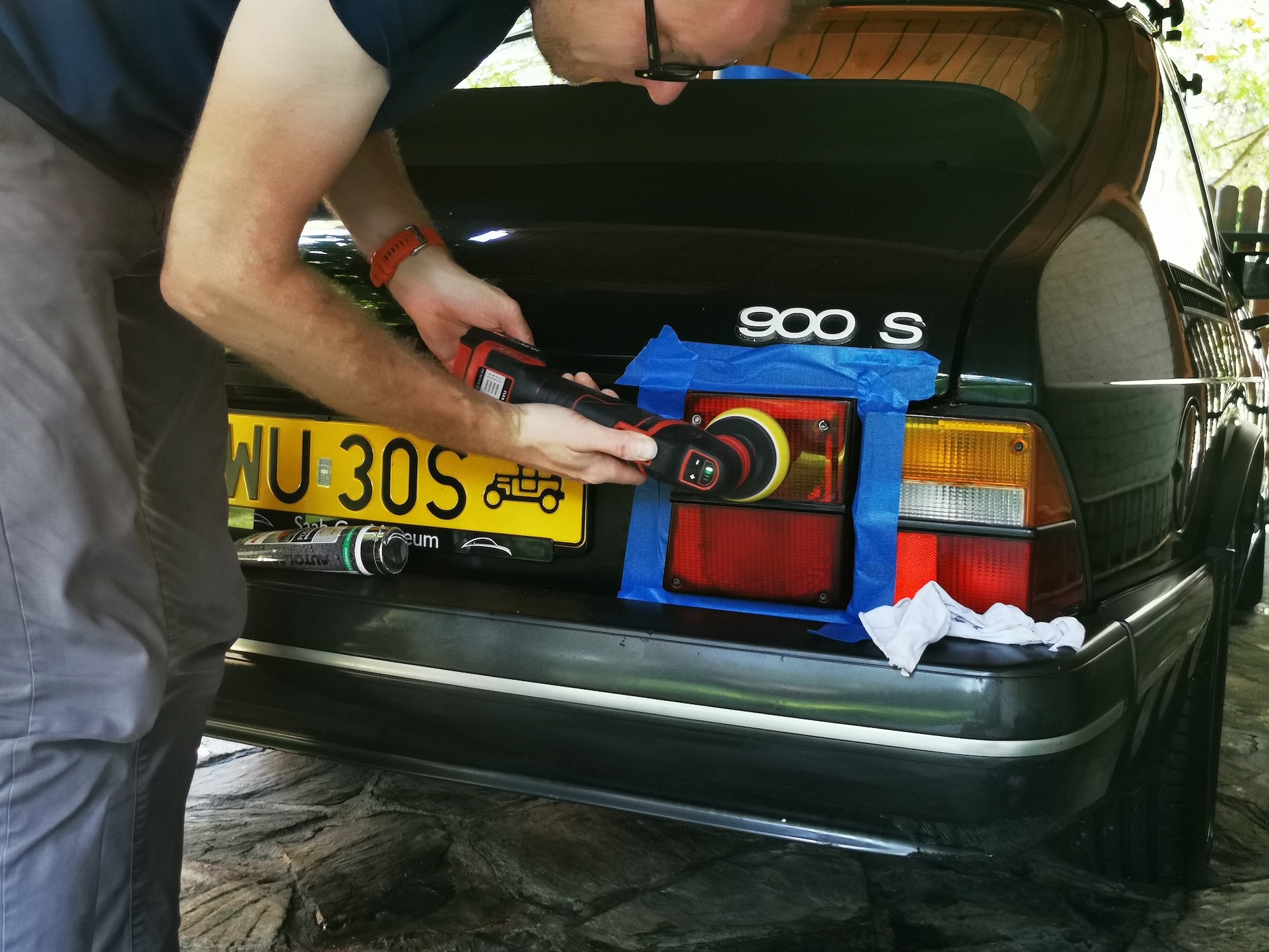 Polerowanie tylnych lamp krok po kroku: jeszcze jedna korekta: zmieniam nakładkę polerską na miękką, wykończeniową. Plastik lampy jest wyjątkowo delikatny