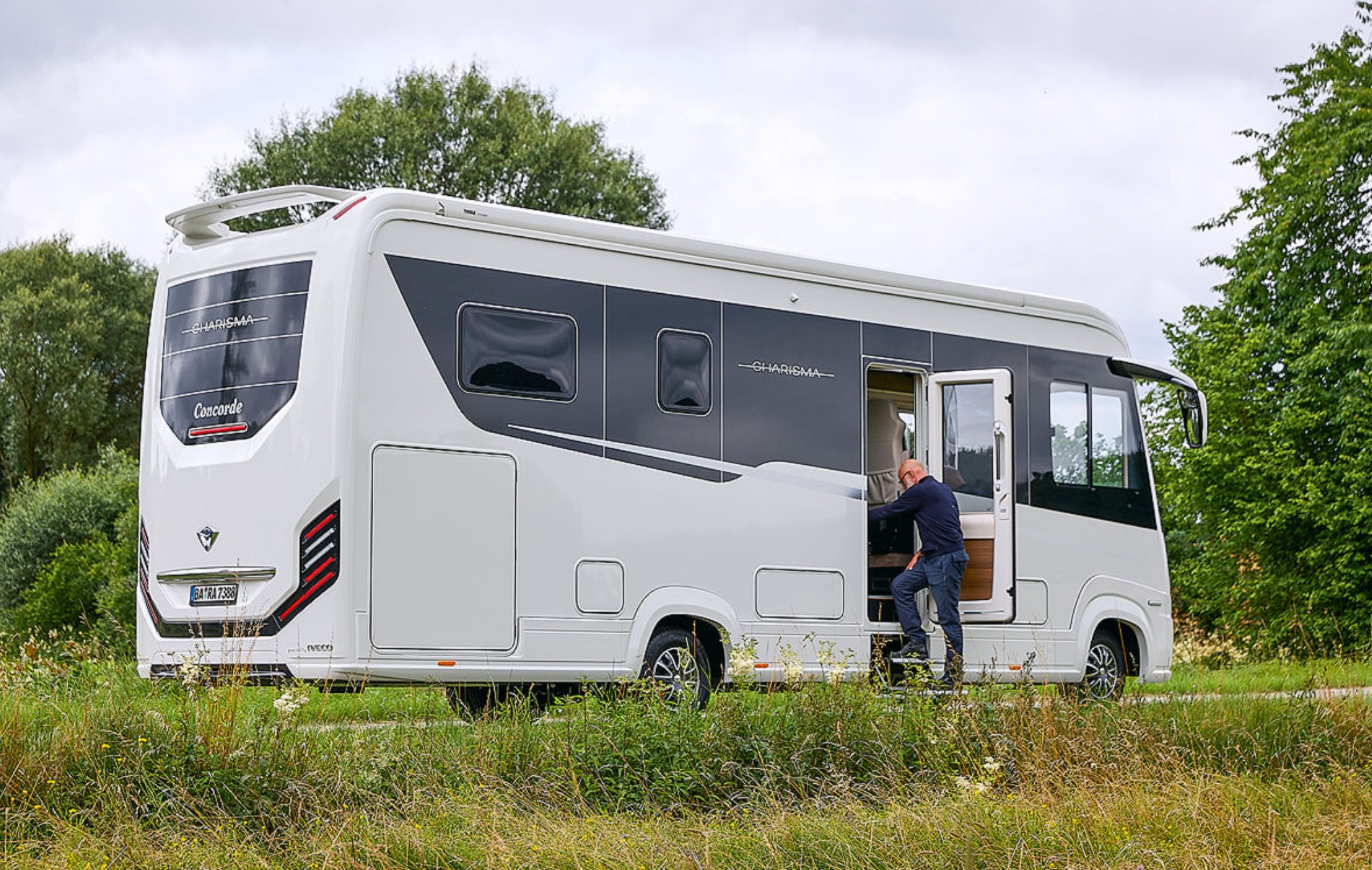 Luksusowym kamperem integralnym nie wszędzie dojedziemy – wiele takich maszyn ma też DMC powyżej 3,5 tony.