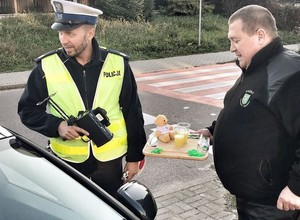 Policjanci wymyślili nowy sposób karania kierowców. Sok z cytryny zamiast mandatu