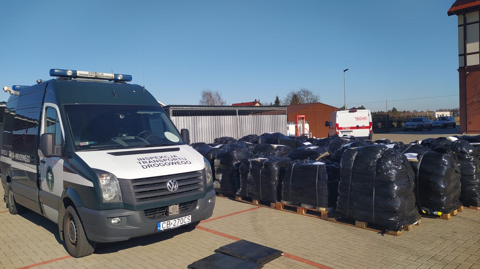 Radiowóz ITD obok darów dla Ukrainy.