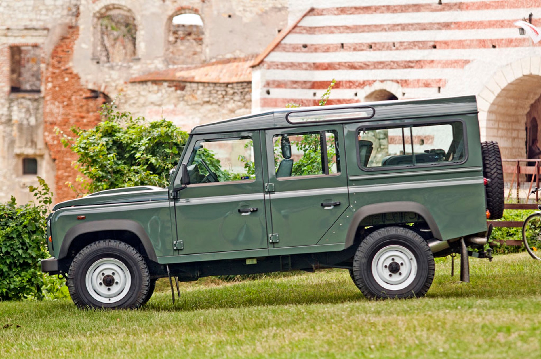 Garaż marzeń: Jaguar F-Type i Land Rover Defender - Brytyjscy łamacze serc