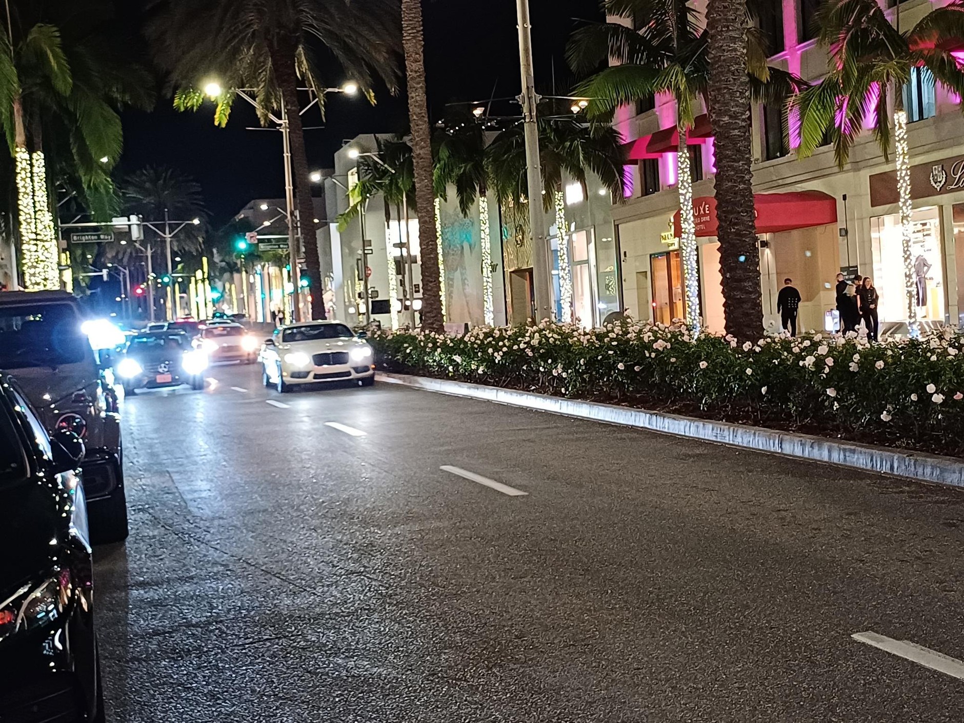 Tesla Cybertruck i inne auta w Kalifornii