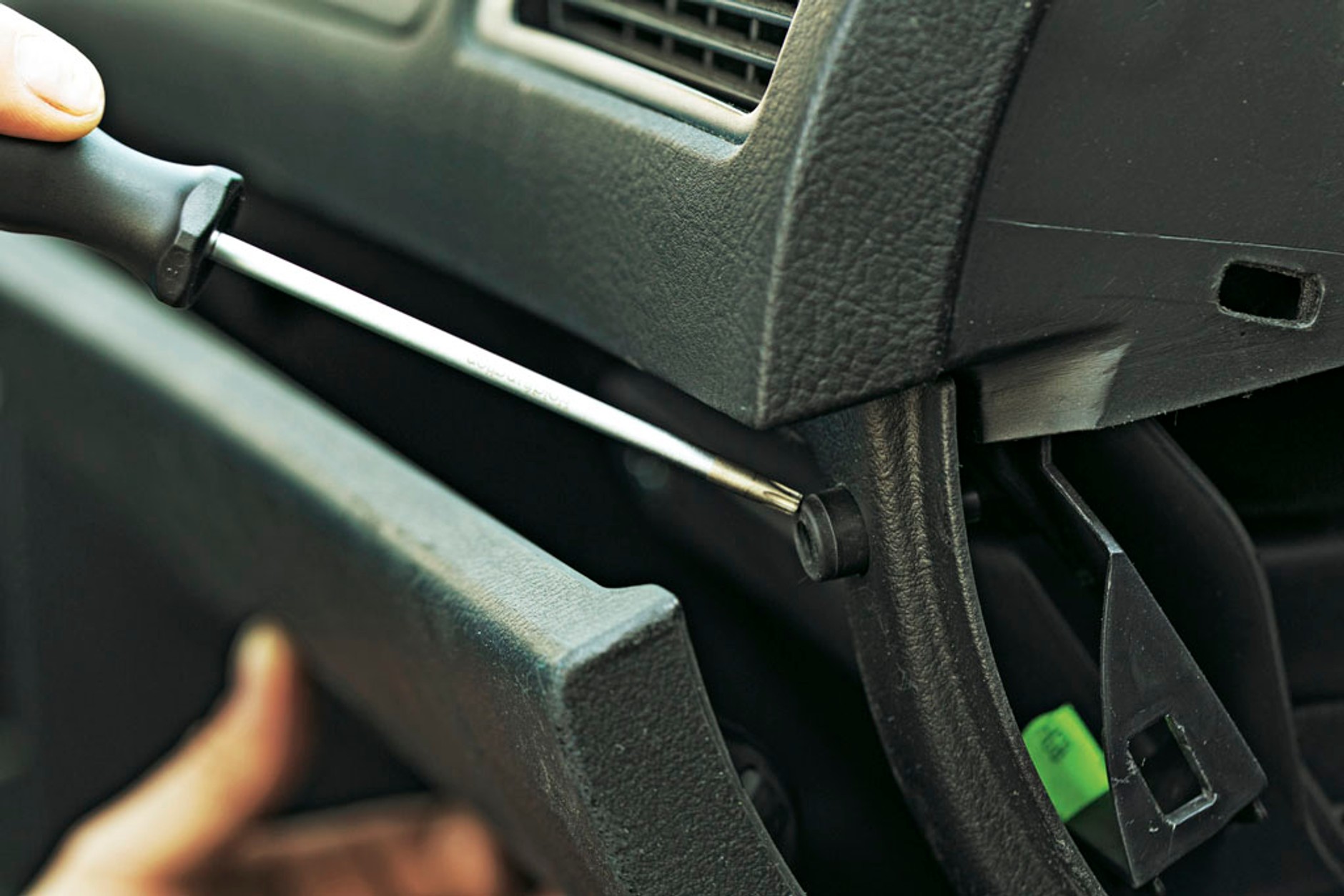 Jak usunać z auta stuki o trzaski