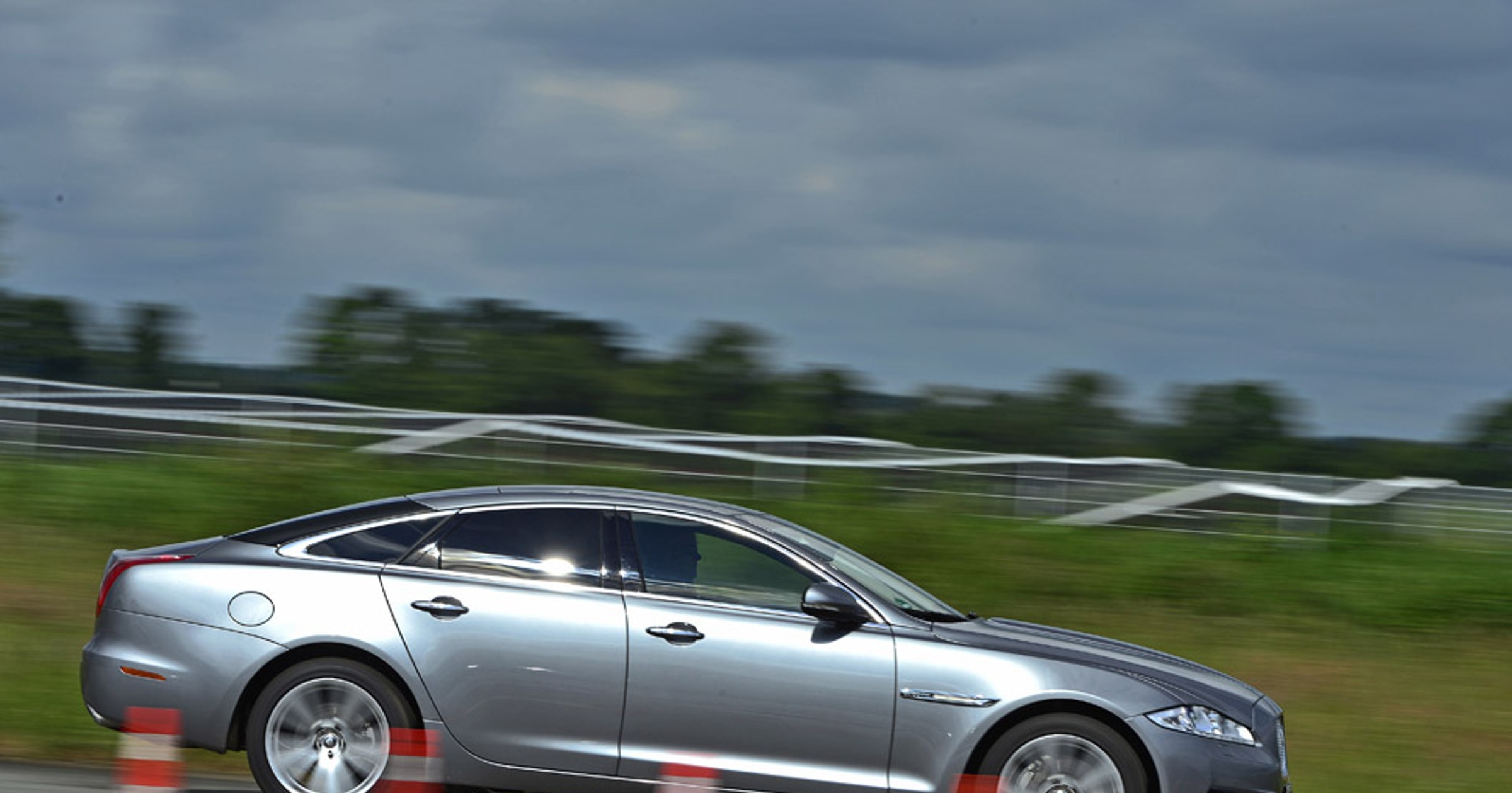 Jaguar XJ 2.0: jeździliśmy wersją z najsłabszym silnikiem