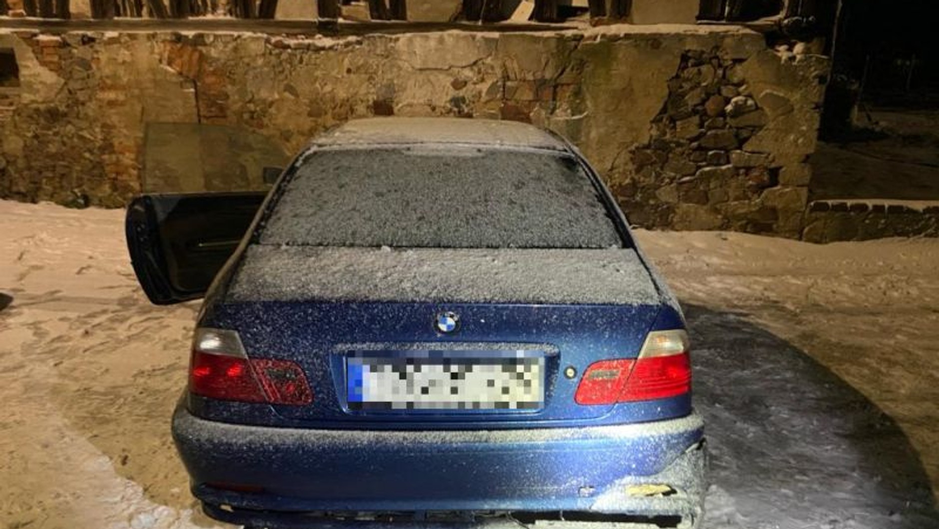 Pod pozorem pomocy ukradł BMW