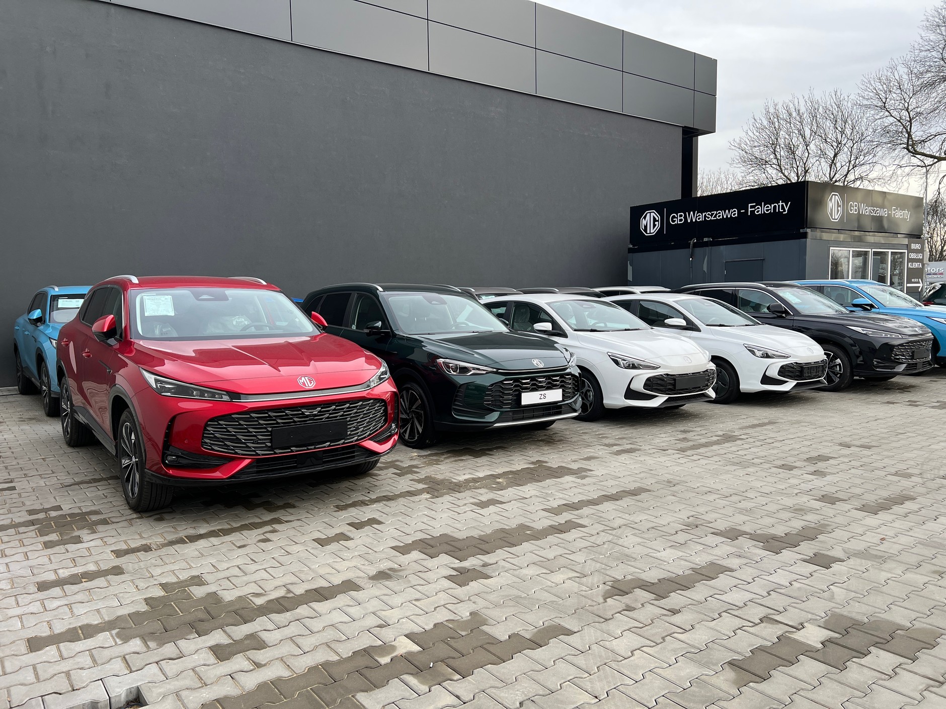 Samochody MG przed salonem w podwarszawskich Falentach