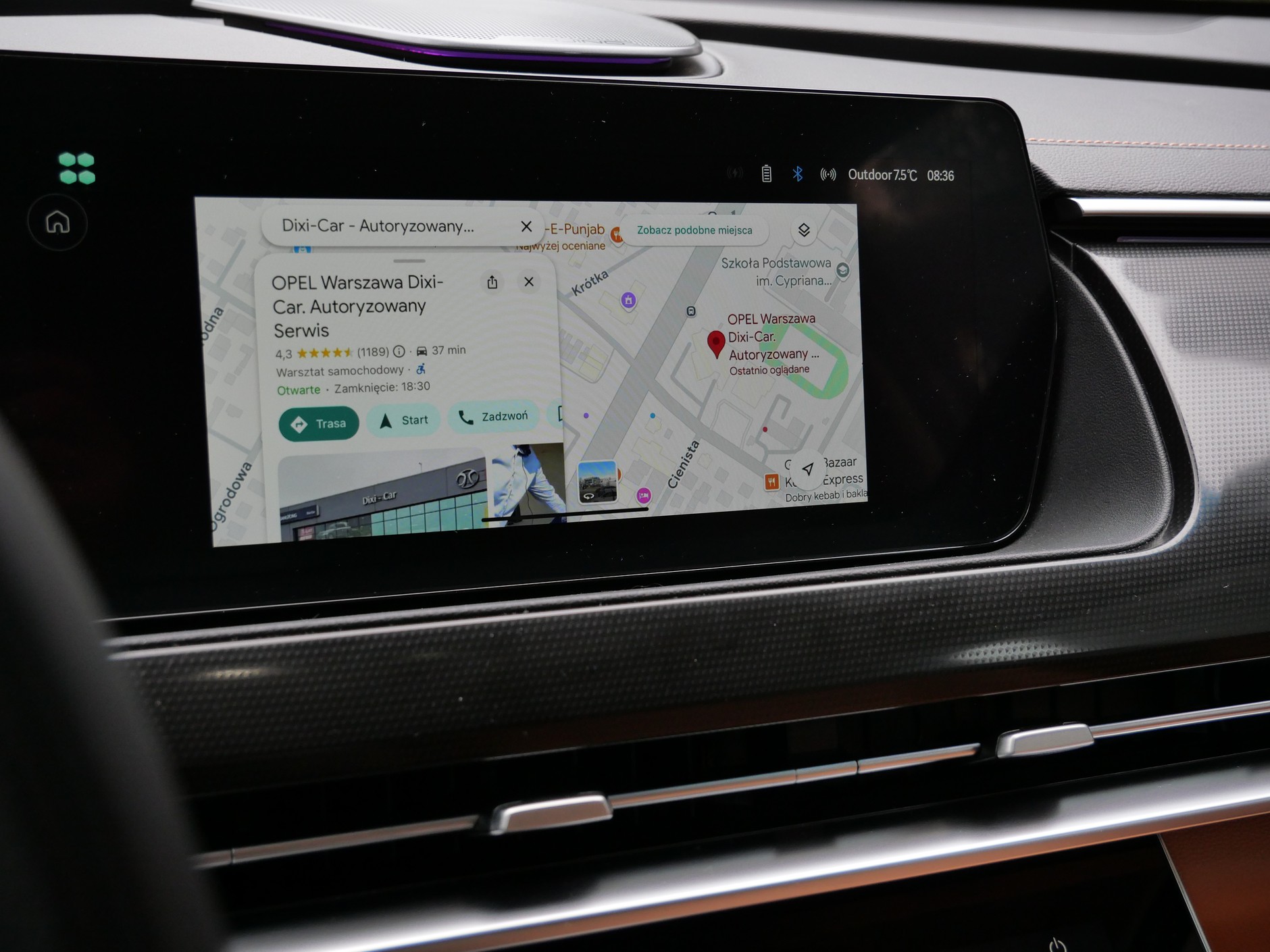 Telefon może wyświetlać się także normalnie – tyle że ekran auta jest w tym momencie martwy