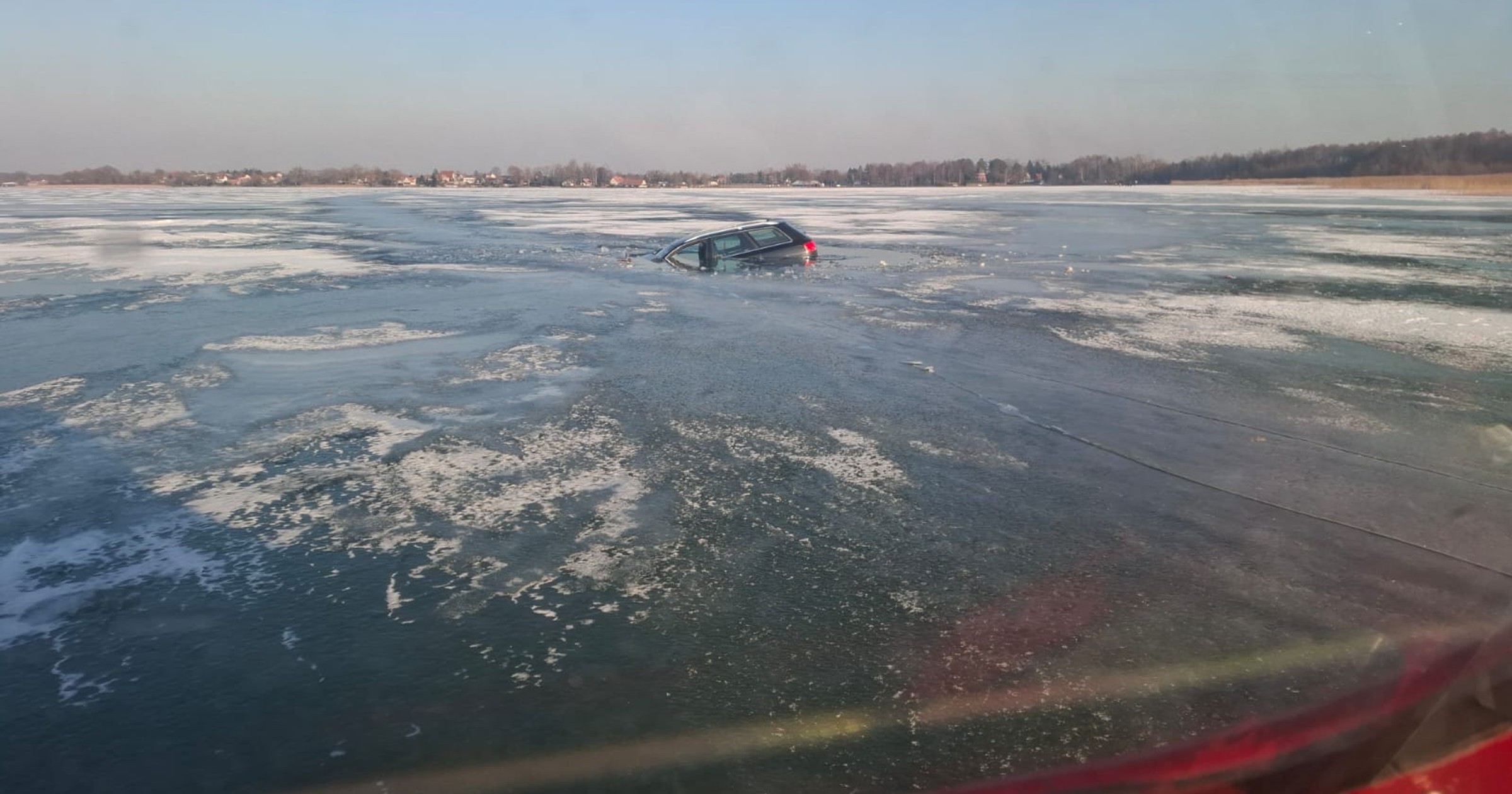 Lód załamał się pod autem na jeziorze Śniardwy