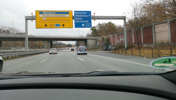 Fragment ekranu akustycznego zmiażdżył auto na niemieckiej autostradzie