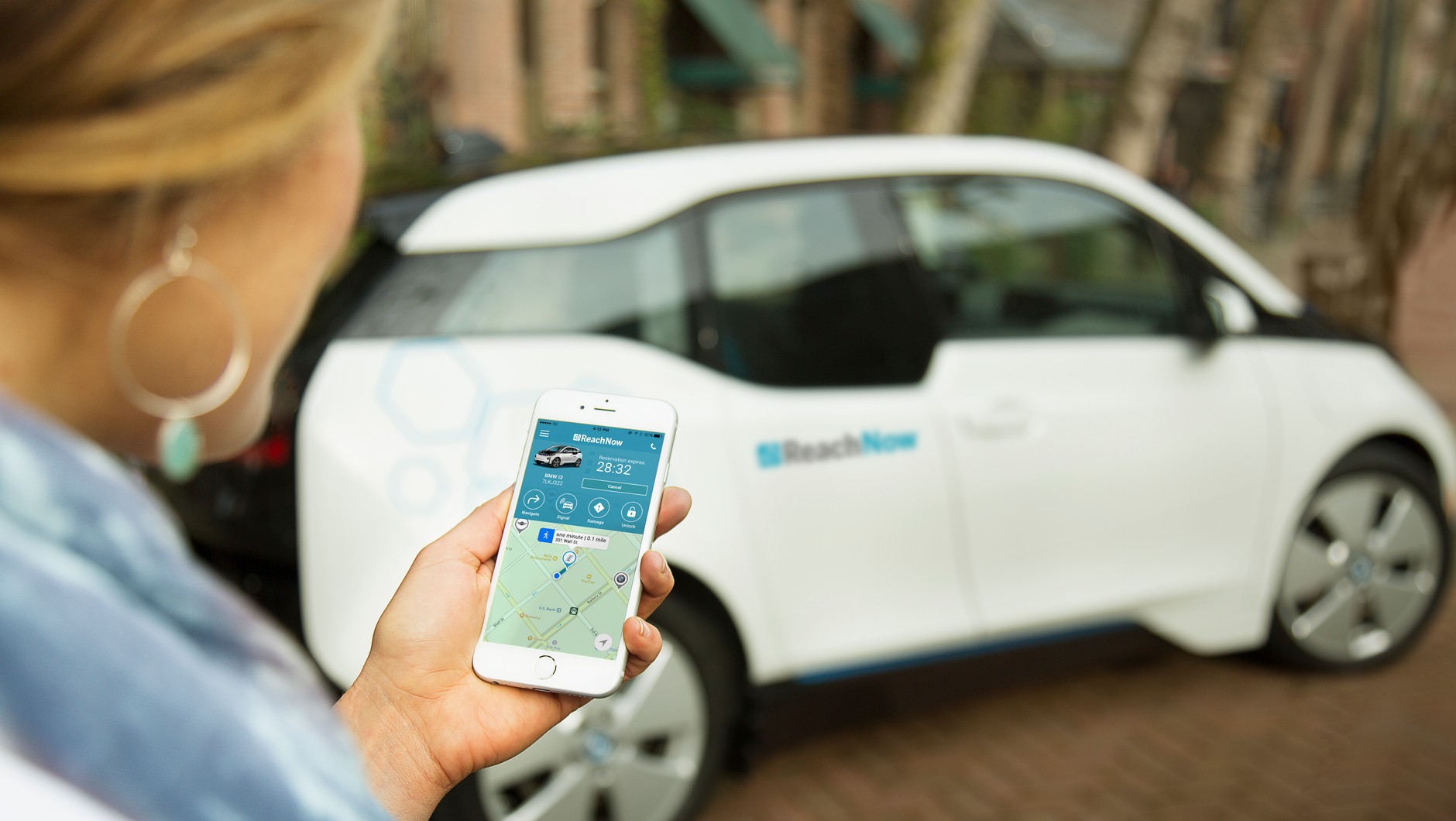 BMW i3 w ramach carsharingu odnajdujemy poprzez aplikację. I otwieramy zdalnie przez jednorazowy kod w programie