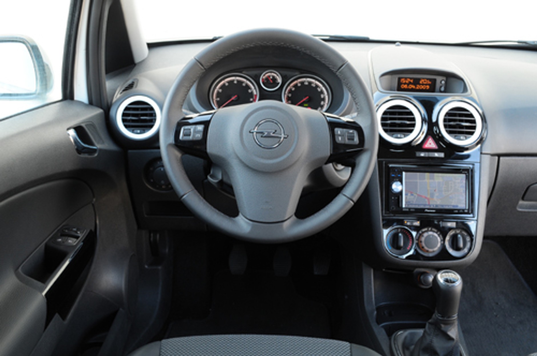 Opel Corsa 1.4 Black and White Intouch: Kontrast  emocjonalny