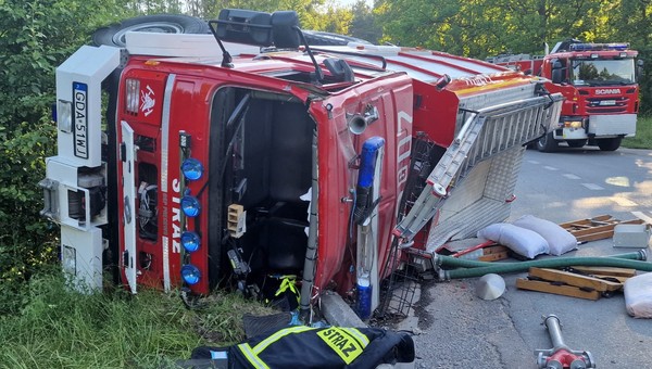 Strażacy jechali do pożaru. Rozbili się po drodze