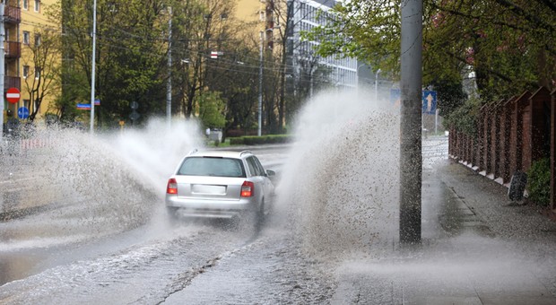 Uwaga na wodę na drodze! Zassanie wody przez silnik może kosztować cię fortunę
