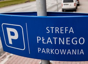 Od stycznia 2023 r. Warszawa poszerza strefę płatnego parkowania. Czy faktycznie chce pomóc mieszkańcom?