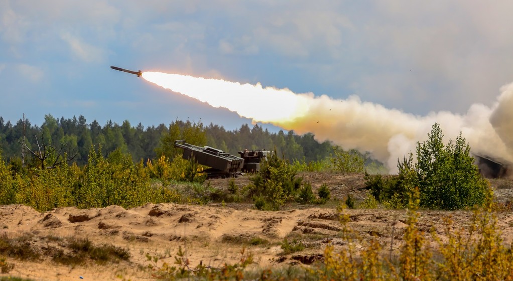Rakieta wystrzelona z wyrzutni HIMARS