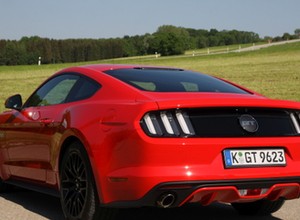 Ford Mustang pokonał kokurentów