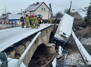 Ciężarówka spadła z mostu do rzeki. Kierowcę uratował wodociąg