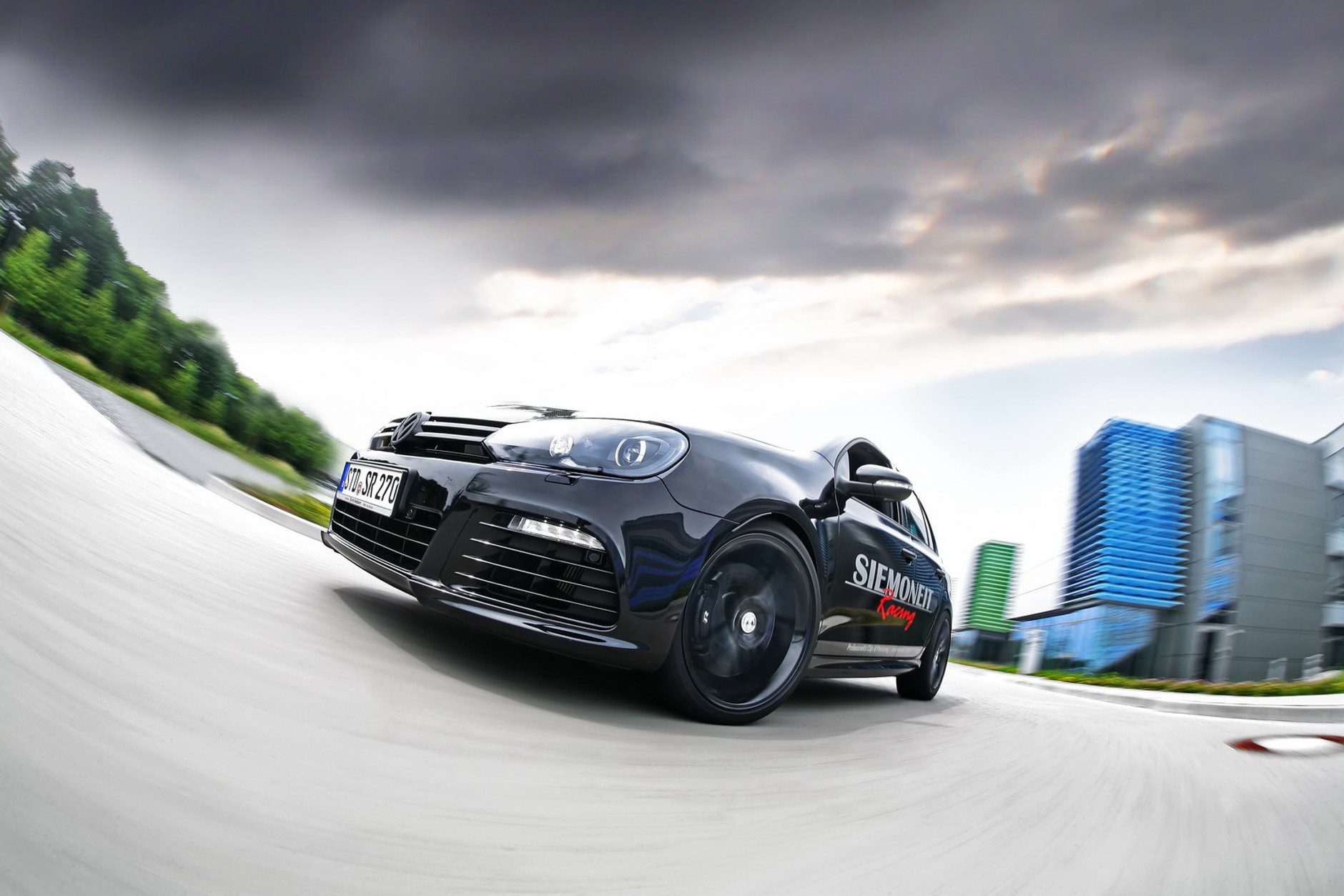 Niespokojny VW Golf R z Siemoneit Racing