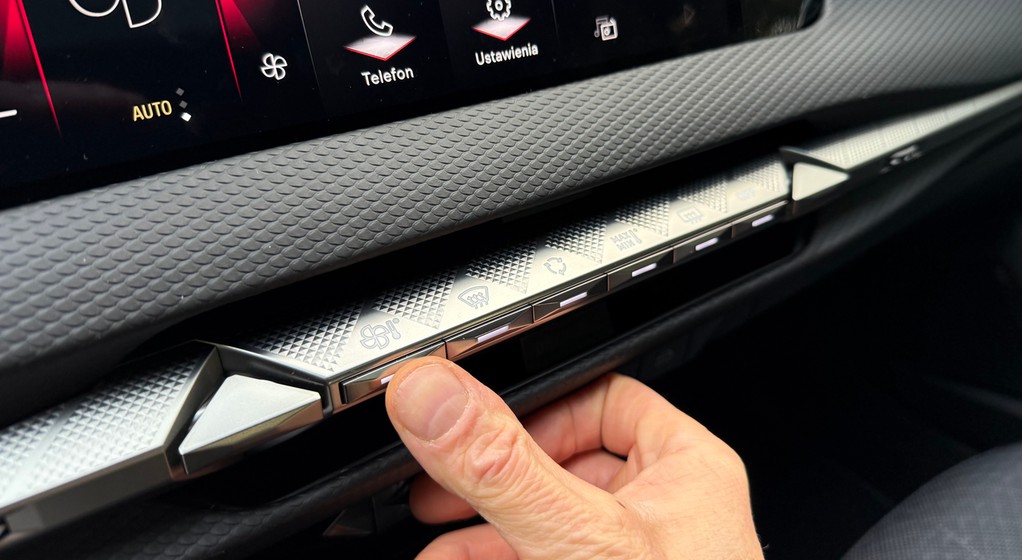 Przyciski do wywoływania różnych funkcji są ładnie wkomponowane w deskę rozdzielczą, ale nieintuicyjne