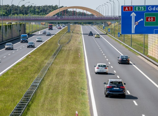 Czy można wyprzedzić z prawej strony? Przepisy są jasne. Wyjaśniamy wątpliwości