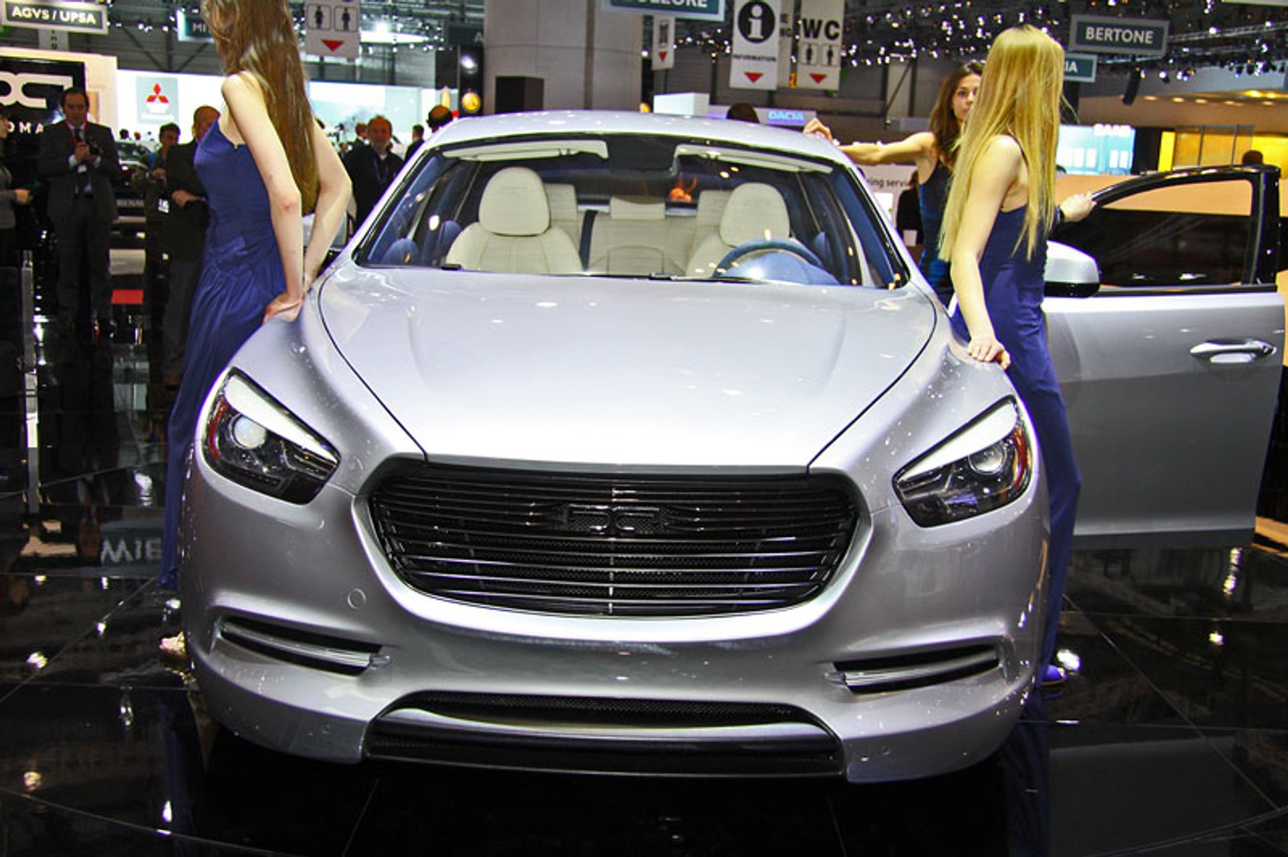 Genewa 2011: dziewczyny i samochody (galeria, wideo)